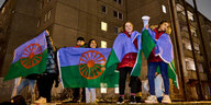 Kinder demonstrieren mit Roma-Flagge