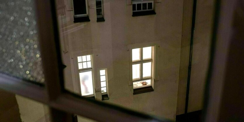 Fenster in einer Wohnung sind hell erleuchtet