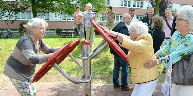 Zwei ältere Frauen an einem Fitnessgerät