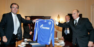 Der russische Präsident Wladimir Putin (r) und Clemens Tönnies, damaliger Aussichtsratsvorsitzender des Bundesligavereins Schalke 04, halten ein Schalke-Trikot mit der Aufschrift des Sponsors Gazprom.