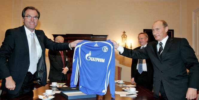 Der russische Präsident Wladimir Putin (r) und Clemens Tönnies, damaliger Aussichtsratsvorsitzender des Bundesligavereins Schalke 04, halten ein Schalke-Trikot mit der Aufschrift des Sponsors Gazprom.