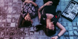 Das Duo Nguyen + Transitory auf dem Boden liegend