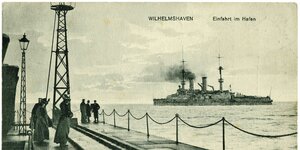 Eine alte Postkarte zeigt ein Kriegsschiff vor Wilhelmshaven