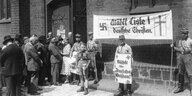 Archivbild: "Deutsche Christen" demonstrieren 1933 vor einer Kirche.