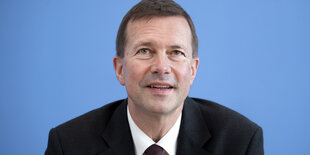 Steffen Seibert lächelt