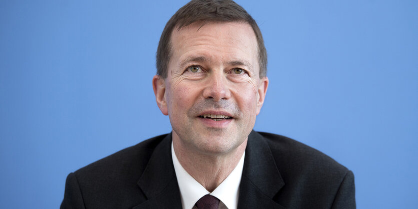 Steffen Seibert lächelt