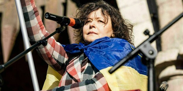Friedensdemonstration Köln am 28.02.2022, die ukrainische Sängerin Mariana Sadovska auf der Bühne