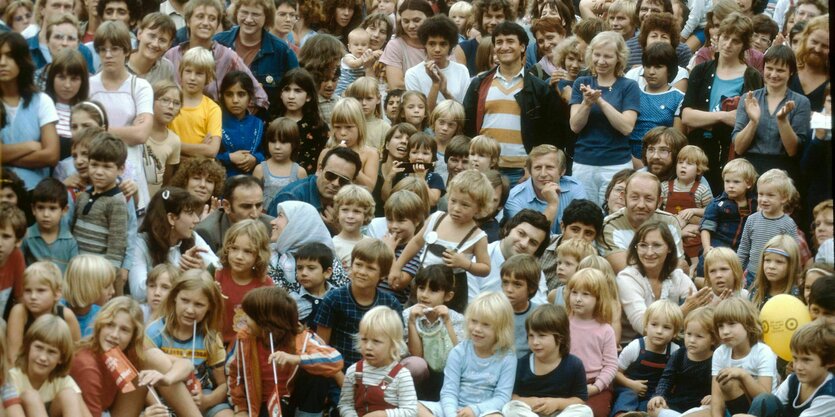 Bunt gemischtes Publikum 1988 eng beieinander bei einem Fest in Berlin