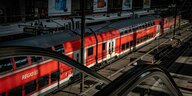 Roter Zug der Deutschen Bahn im Hauptbahnhof Hamburg