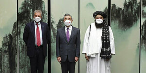 Drei Männer stehen nebeneinander: Außenminister China, Pakistan, Afghanistan