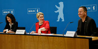 Das Foto zeigt Regierungschefin Franziska Giffey (SPD) und ihre beiden Vizes Bettina Jarasch 8Grüne) und Klaus Lederer (Linkspartei).