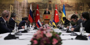 Tayyip Erdogan spricht zu der russischen und ukrainiscchen Delegation