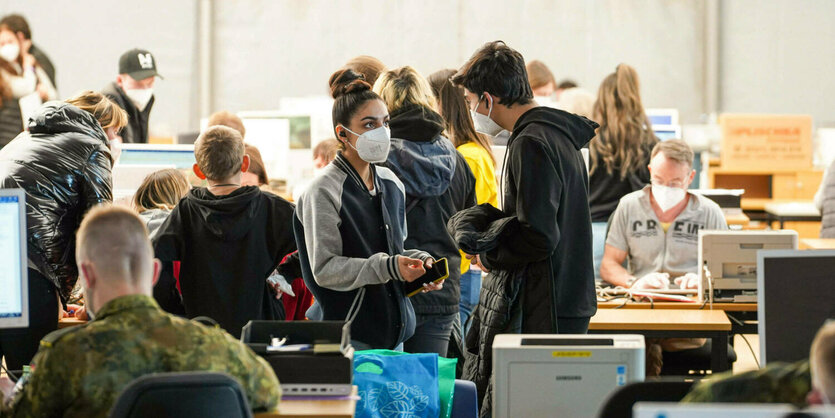 Menschen in einem Raum des ehemaligen Flughafen Tegel