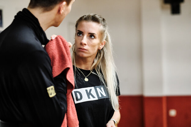 Anna Salita schaut während des Training ihren Partner Artur Balandin an Anna Salita schaut während des Training ihren Partner Artur Balandin an