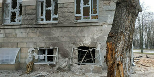 Die zerbombte Ruine der Stadtbibliothek in Tschernihiw