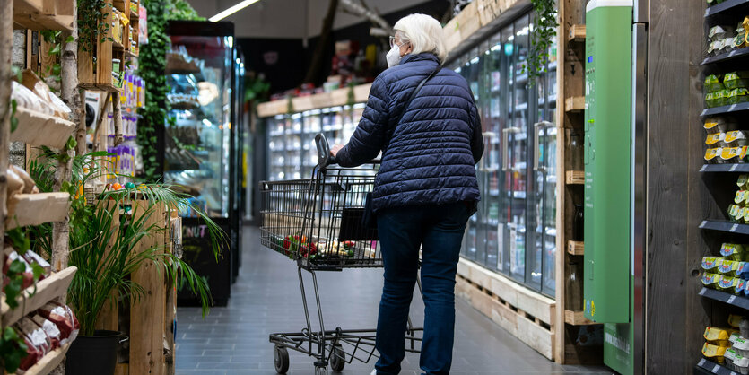 Ein Kunde in einem Laden mit einkaufswagen