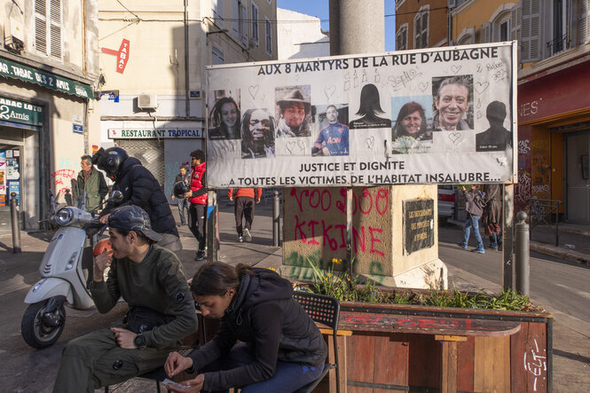 Ein Schild mit Fotos von den Opfern