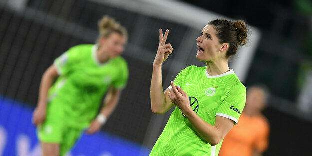 Dominique Janssen gestikuliert nach dem 2:0 des VfL Wolfsburg gegen Arsenal