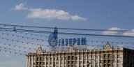 Ein Gebäude, auf dem das Gazprom-Logo prangt.