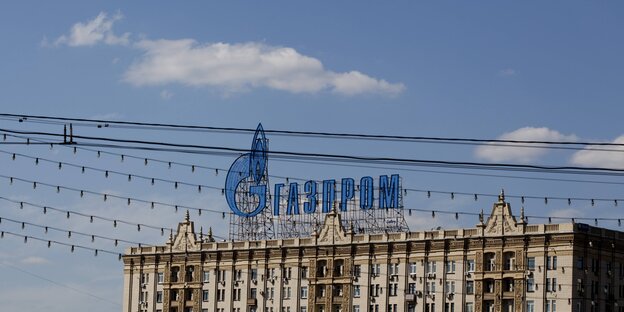 Ein Gebäude, auf dem das Gazprom-Logo prangt.