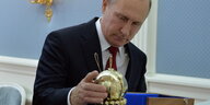 Wladimir Putin inspiziert das Modell eines Raumfahrzeuges