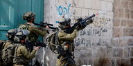 Israelische Soldaten mit Waffen in hebron