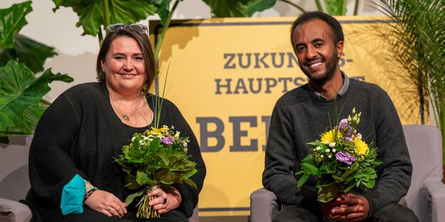 Das Foto zeigt die Berliner Grünen-Landesvorsitzenden Susanne Mertens und Philmon Ghirmai.