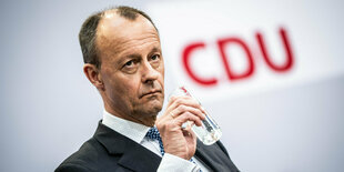 Friedrich Merz trinkt