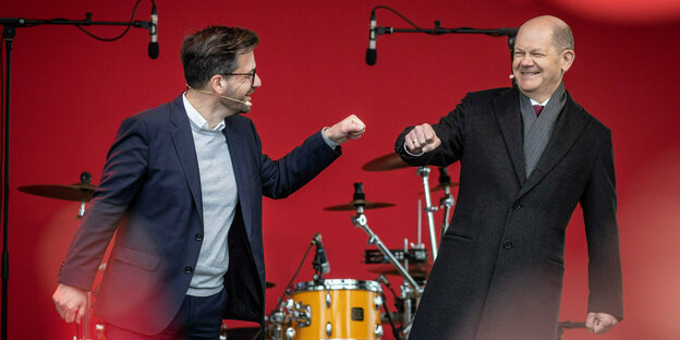 Thomas Kutschaty und Olaf Scholz gemeinsam auf der Wahlkampfbühne