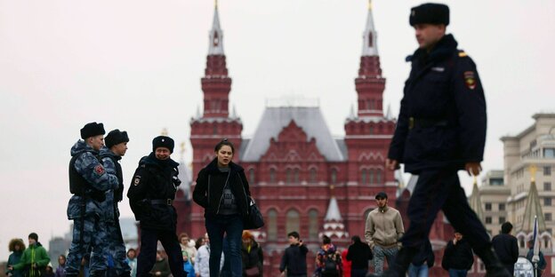 Polizeibeamte sind auf dem Roten Platz zu sehen.