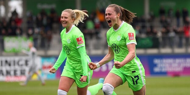 Zwi Spielerinnen des VfL Wolfsburg jubeln