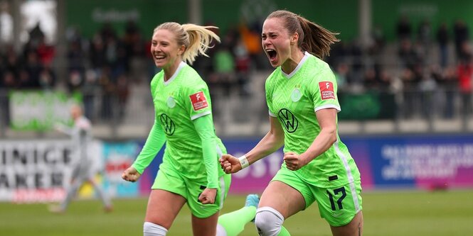 Zwi Spielerinnen des VfL Wolfsburg jubeln