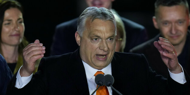 Ungarns Ministerpräsident Viktor Orban gestikuliert an einem Rednerpult