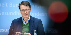 Karl Lauterbach (SPD), Bundesminister für Gesundheit, äußert bei einer Pressekonferenz im Bundesgesundheitsministerium