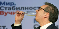 Aleksandar Vucic trinkt ein Glas Sekt