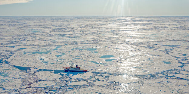 Das deutsche Forschungsschiff "Polarstern" passiert die "Mosaic"-Scholle im Nordpolarmeer.
