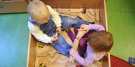 Zwei Kinder spielen in der Kita