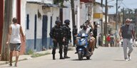 Polizisten patroullieren durch eine kubanische Stadt