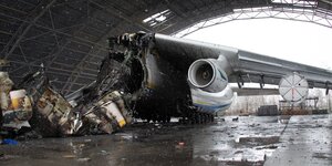 Zerbombtes Flugzeug in einem Hangar