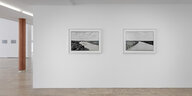 Zoe Leonhard: A view from the Levee, Ausstellungsansicht mit zwei Fotografien des Rio Grande/Bravo in einer Ausstellungshalle