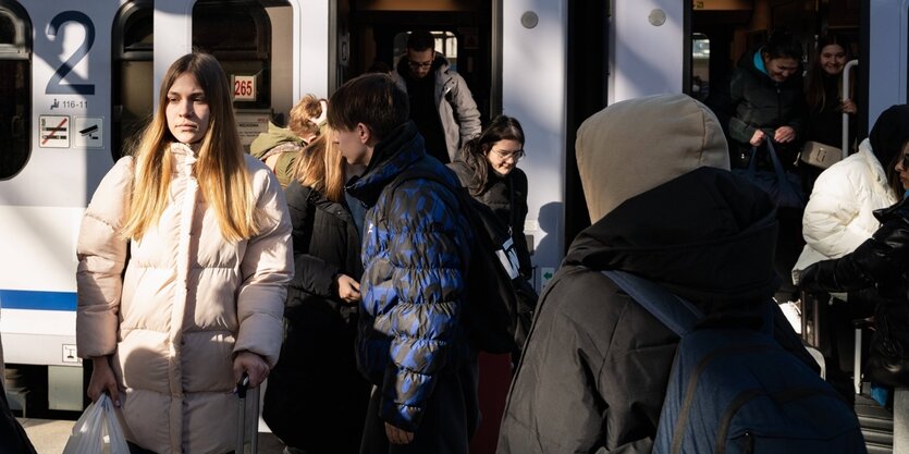 Menschen steigen aus einem Zug aus