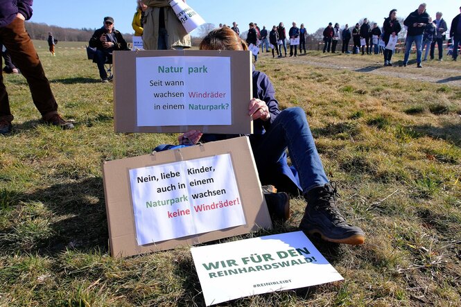 Protestplakate gegen Windräder im Wald