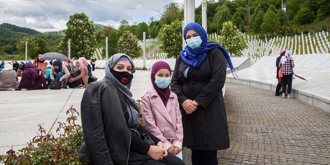 Muslimische Frauen auf dem Friedhof von Potocari