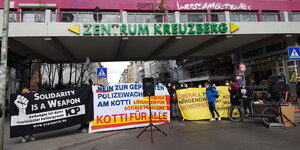 Kundgebung des Aktionsbündnisses vor dem NKZ. Oben die Galerie, wo die Polizeiwache geplant ist