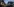Ein Soldat steht neben einem Bus