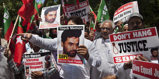 Demonstrierende in Indien mit Plakaten auf denen Yakub Memon zu sehen ist