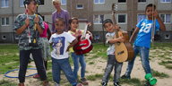 Kinder spielen mit Musikinstrumenten