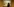 Eine Frau schaut sich ein Bild an
