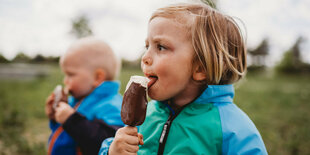 Kinder mit Eis am Stiel