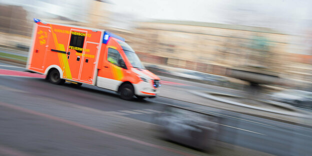 Ein Krankenwagen rast durch eine Straße